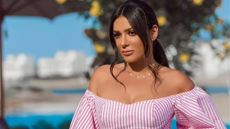 بالصور.. إنجى المقدم على حمام السباحة تشعل السوشيال ميديا