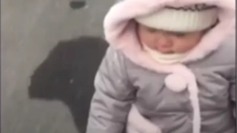 الرضيعة المحترفة تذهل العالم بركوب الواح التزلق.. فيديو