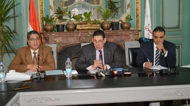 جامعة عين شمس تبحث الترتيبات المتعلقة بمؤتمرها العلمي الثامن