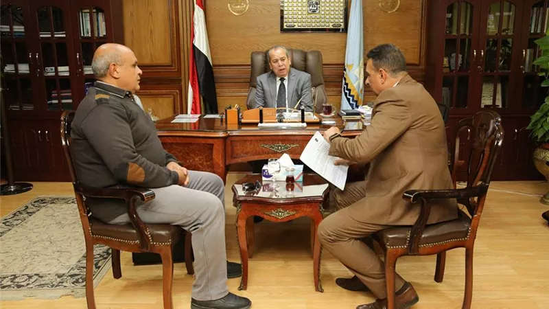 محافظ كفرالشيخ يتابع مشروع مصنع فصل الرمال السوداء بالبرلس