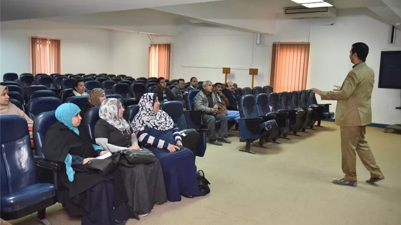 دورة تدريبية لموظفى الحكومة بأسيوط للتعامل مع ذوي الإعاقة السمعية.. صور