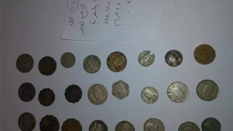 جمارك مطار برج العرب تضبط محاولة تهريب كمية من العملات الأثرية.. صور