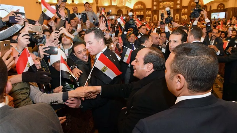 الاقباط يستقبلون السيسي بالاعلام و هتافات بنحبك يا ريس