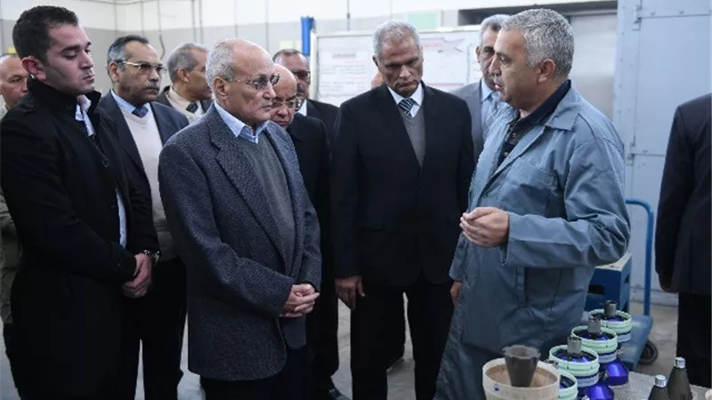 العصار يتفقد شركة هليوبوليس للصناعات الكيماوية مصنع ٨١ الحربى