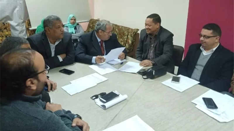 وكيل وزارة الصحة بقنا يناقش احتياجات المستشفيات