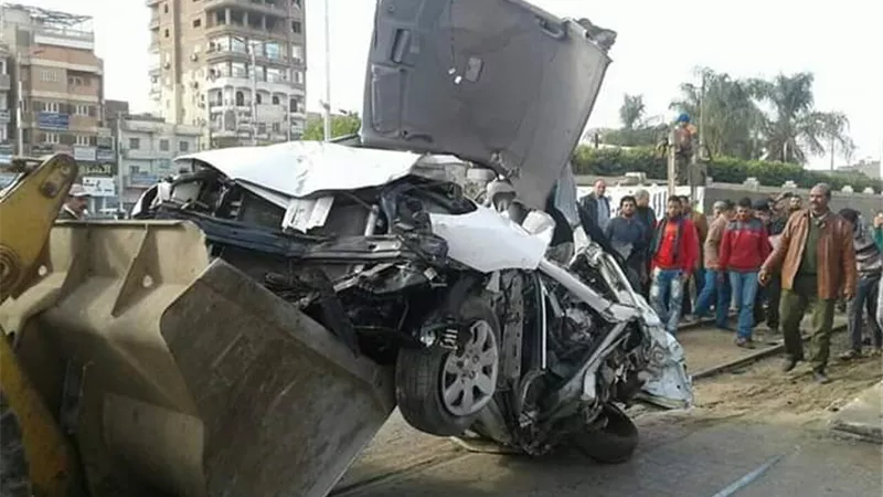 إصابة ٣ أشخاص في حادث تصادم قطار مع سيارة باشمون