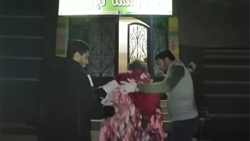 شباب بسمة للإيواء ينقذ سيدة من طريق الواحات