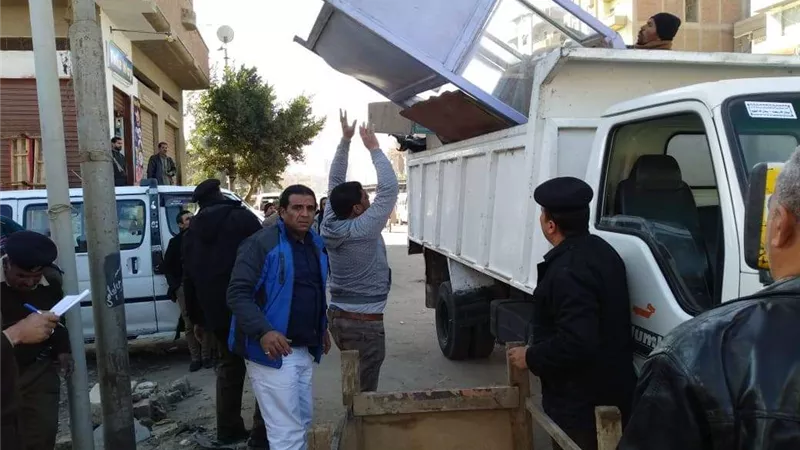حملة مشتركة لمجلس مدينة الزقازيق وشرطة المرافق لازالة المخالفات