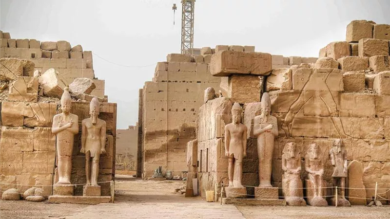 تغريم وفد سياحى صينى استغل معبد الكرنك في الاعلان عن منتجاته