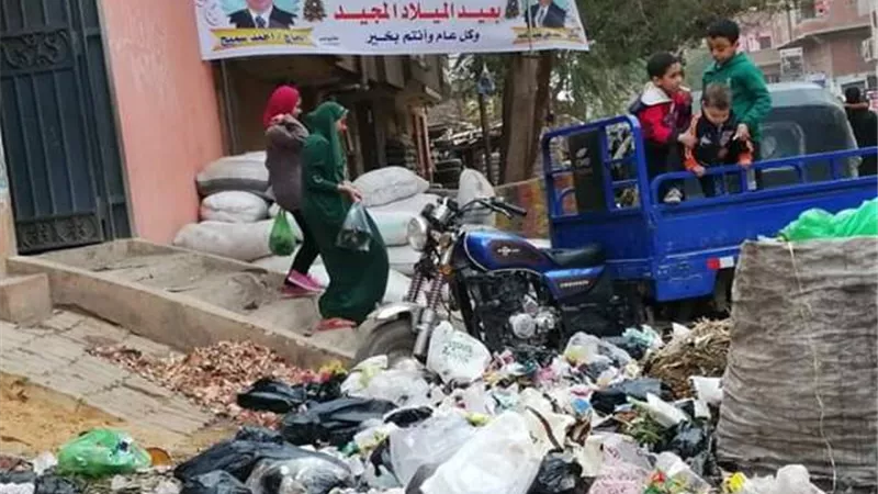 لافتات التهنئة وسط القمامة بالطالبية .. بالصور