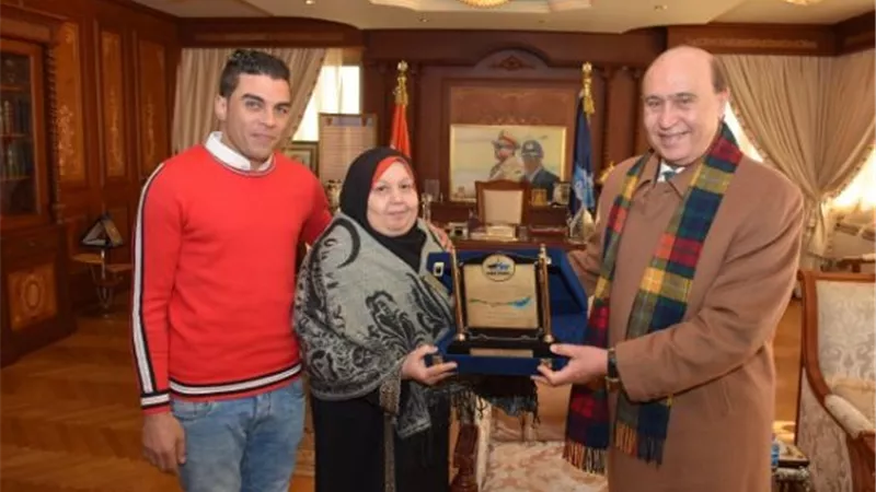 الفريق مميش يعين شاب في هيئة قناة السويس لإنقاذه طفلة من الخطف