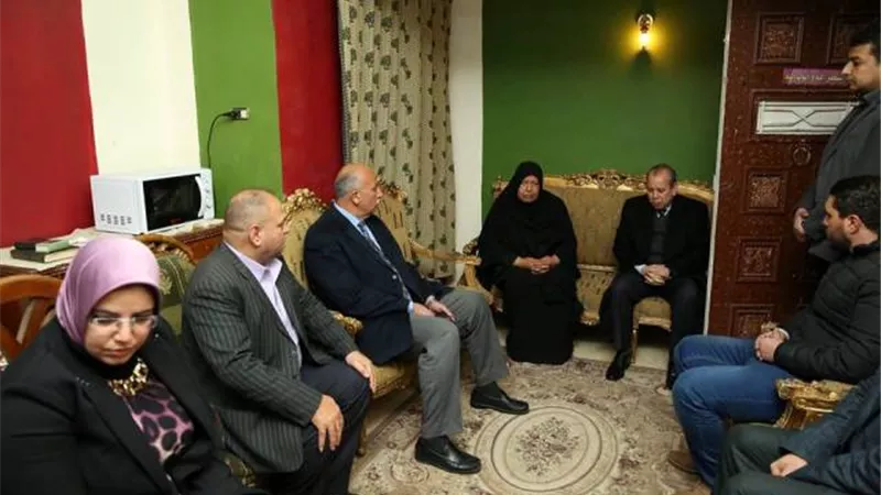 محافظ كفرالشيخ يقدم واجب العزاء لأسرة الدكتورة منى السجينى .. بالصور