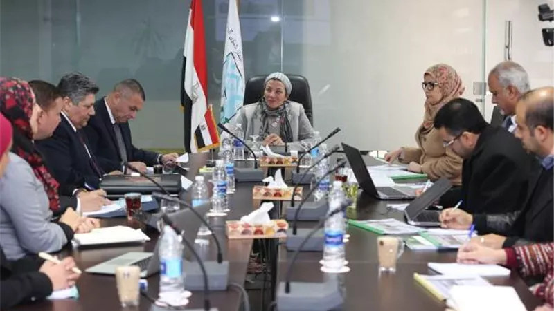 وزيرة البيئة تبحث آليات تفعيل استخدام الوقود البديل من المخلفات