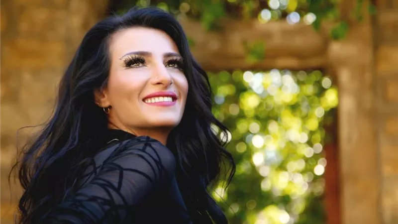 الفنانة بسيم تطلق ست أغنيات بلغات عالمية