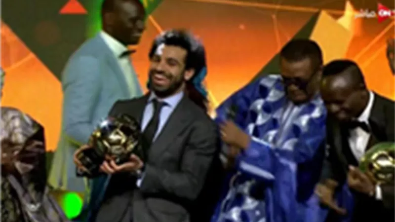 تعليق الصحف العالمية على رقص محمد صلاح على المسرح