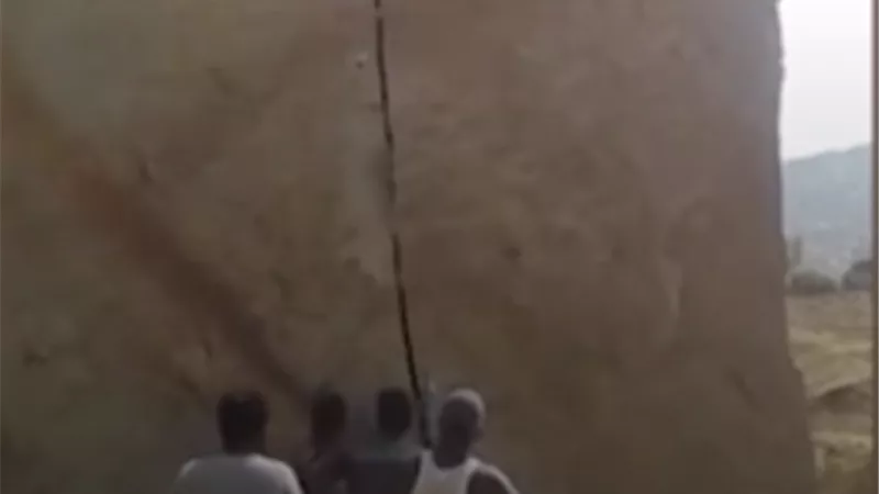 يفلقون صخرة هائلة بطريقة لا تصدق.. فيديو
