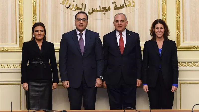 رئيس الوزراء يشهد توقيع اتفاقية مشروع تنقية المياه بمصرف كيتشنر صور