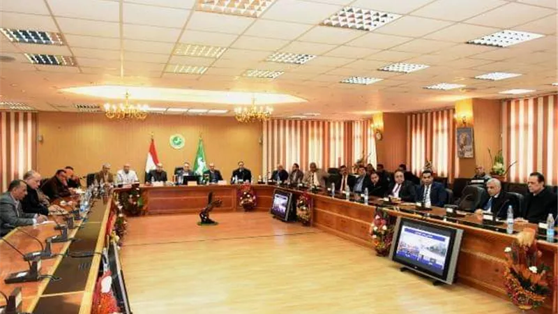 غراب يستعرض مع ممثلي البنوك مقترحاتهم لتطوير الميادين والشوارع والكباري بمدينة الزقازيق