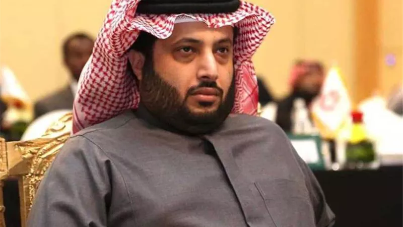 تركى أل الشيخ يهدى ولى عهد السعودية جائزة الابداع الرياضى