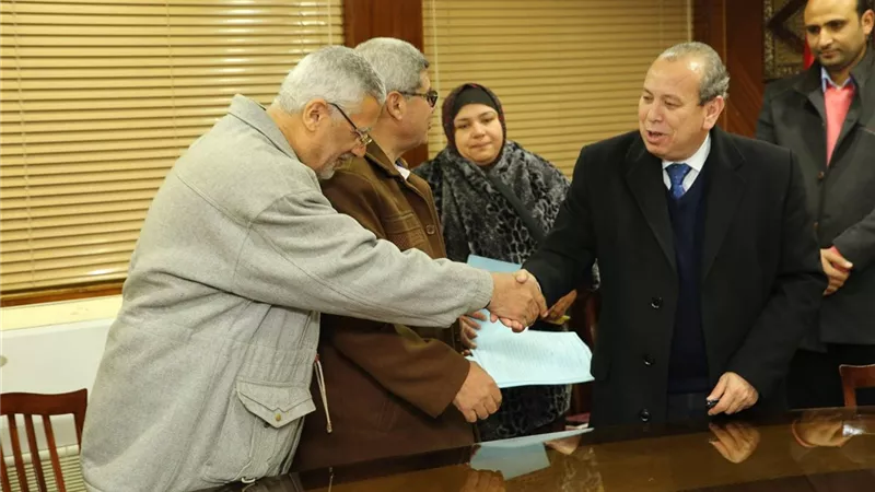 محافظ كفرالشيخ يعتمد أول 4 عقود لتقنين أراضي أملاك الدولة