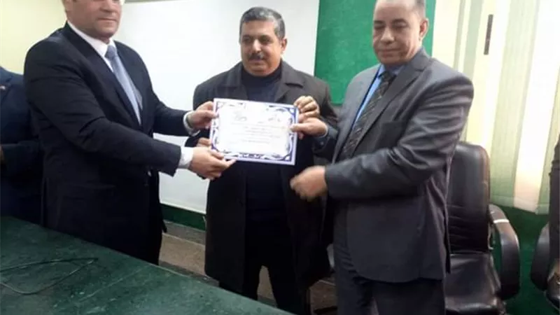 مدير التأمين الصحى بالشرقية يوزع شهادات اجتياز دورة السلامة والصحة المهنية