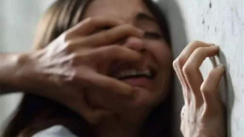 الذئب يصور بناته وهو يغتصبهم .. والأبناء يمزقوه بالسكين