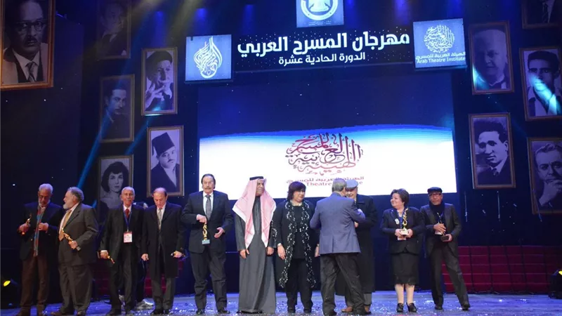 تكريم إيناس عبد الدايم فى مهرجان المسرح العربى