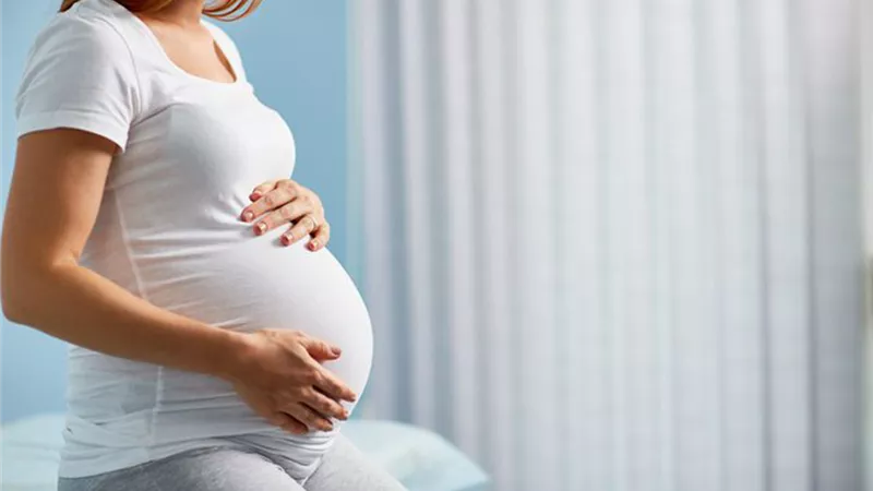 النساء الحوامل وشرب الشاي.. دراسة تكشف الضرر