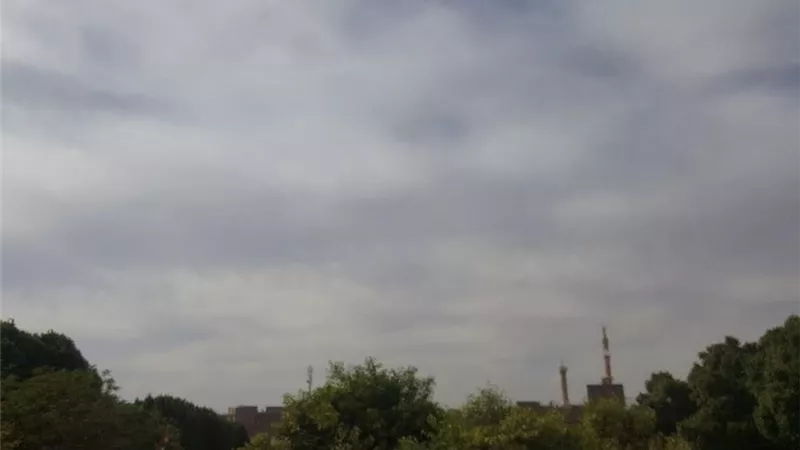 سحب كثيفة تحجب أشعة الشمس تماما بالأقصر أمس ومخاوف من السيول