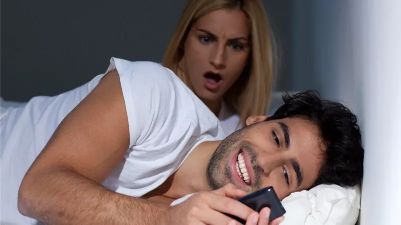 خانها مع أخرى.. فانتقمت منه عبر السوشيال ميديا