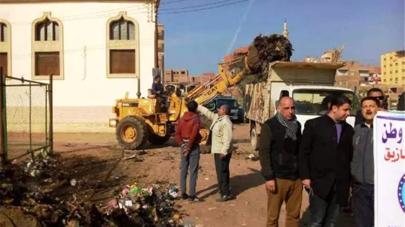 غراب يأمر بشن حملة نظافة بقريتى كفر الحصر و الحمام بالزقازيق بالصور