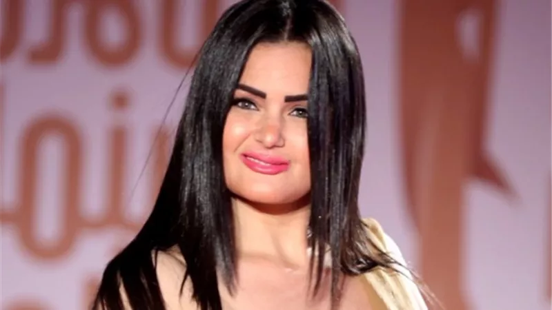 سما المصري تثير ضجه فى شارع الجزيرة.. فيديو