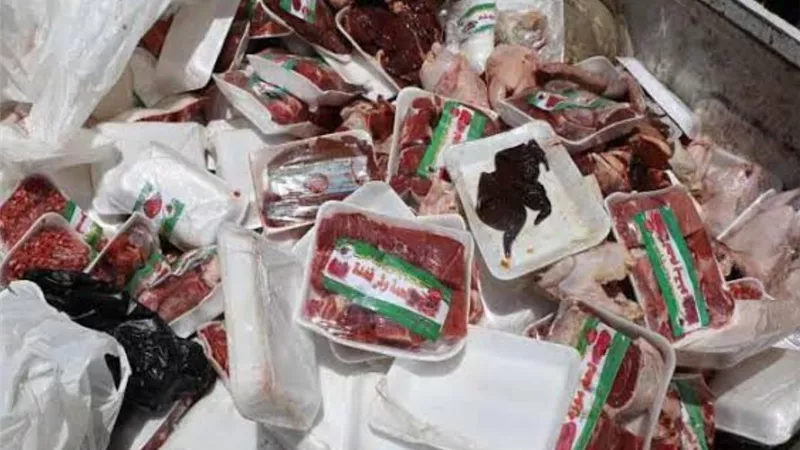 ضبط ٥ طن سلع غذائية مجهولة المصدر قبل بيعها للمواطنين