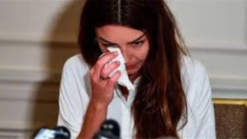 فضيحة جنسية للملياردير العجوز .. ارسل صوره العارية للفنانة الشهيرة