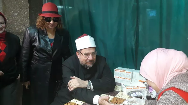 وزير الاوقاف يجرى تحليل فيروس سى بمستشفى الدعاه