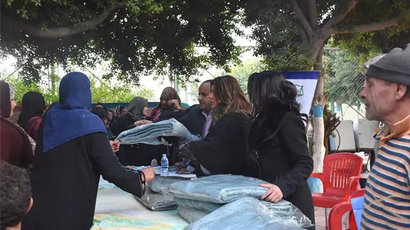 عدالة ومساندة تشارك في توزيع 200 بطانية على قاطني المقابر