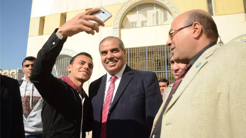 سيلفي لرئيس جامعة الأزهر في امتحانات «الإعلام».. صور