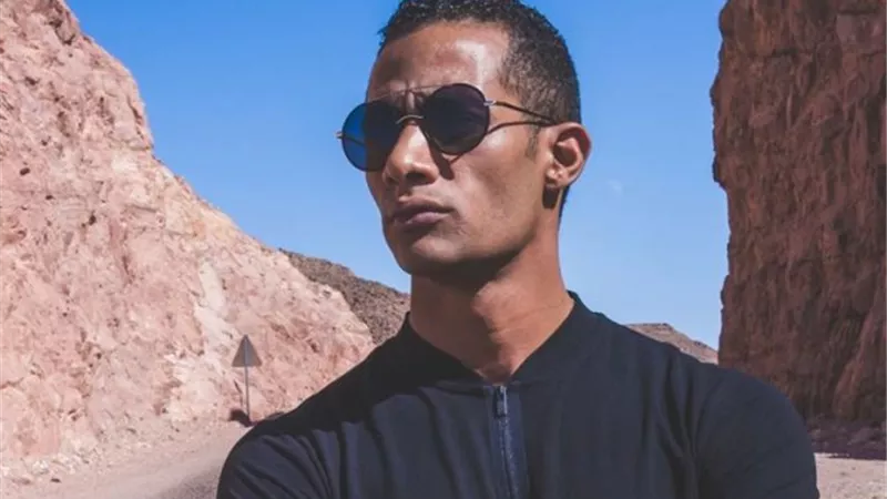 مواطنون يحاصرون سيارة الفنان محمد رمضان