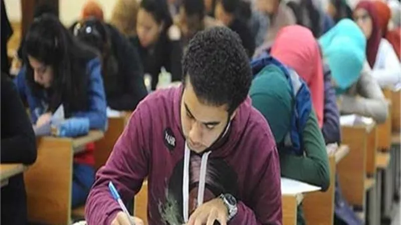 طلاب اولى ثانوى يؤدون امتحان العربى بعد قليل