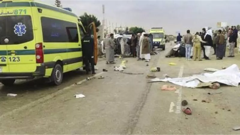 مصرع شخص وإصابة 13 فى انقلاب ميكروباص بالوادى الجديد