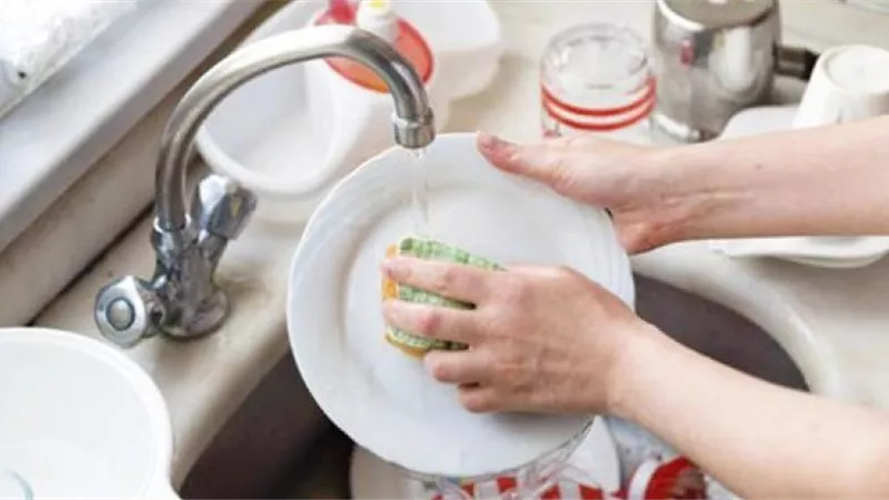 اصنعى سائل غسيل المواعين بمكونات طبيعية من مطبخك