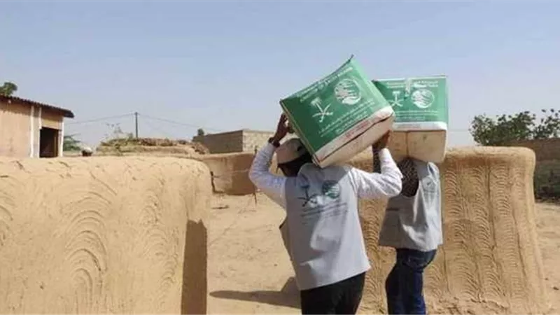 توزيع 400 سلة غذائية على النازحين والمتضررين باليمن