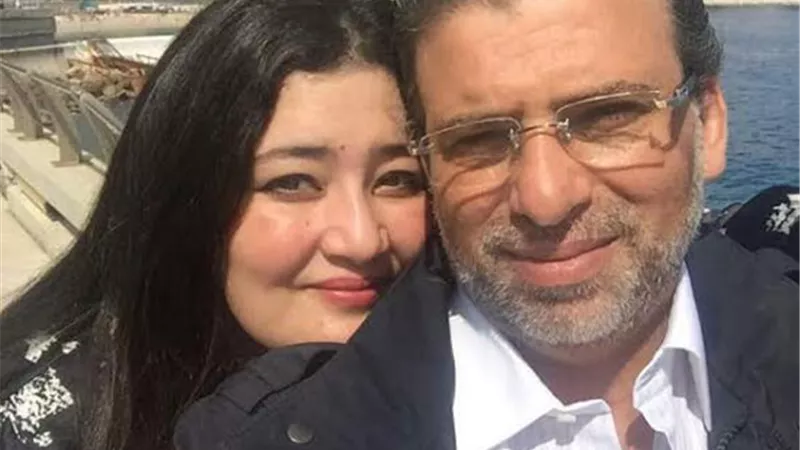 خالد يوسف ينشر صورا جديدة لزوجته ويعلق انتى السند والحبيبة