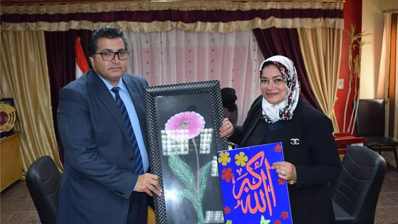 توجيه التربية الفنية يهدي تابلوه فني لوكيل وزارة التعليم بجنوب سيناء