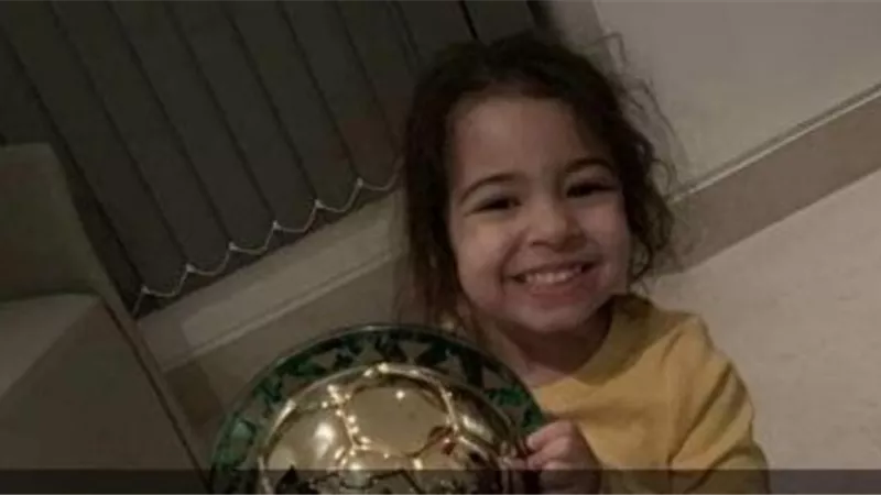 شاهد مكة ابنة محمد صلاح تشعل الفيس بوك بجائزة أفضل لاعب فى أفريقيا