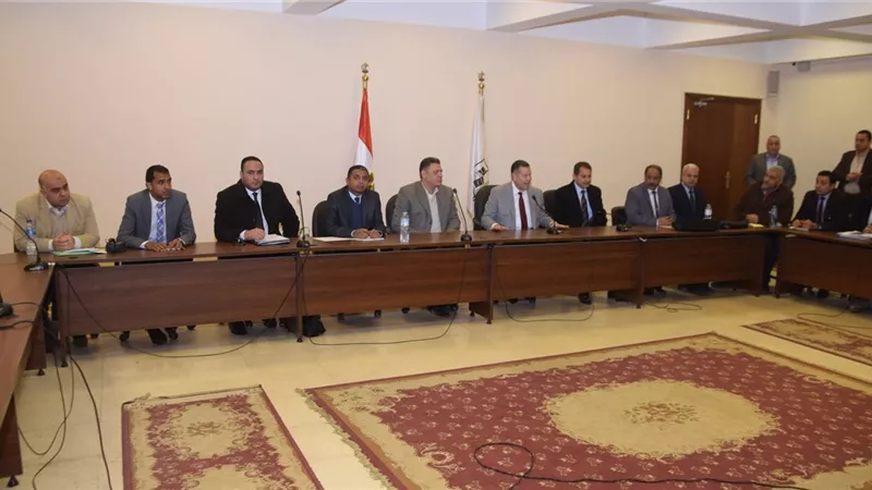 محافظ بني سويف يلتقى لجنة المتابعة بوزارة التنمية المحلية