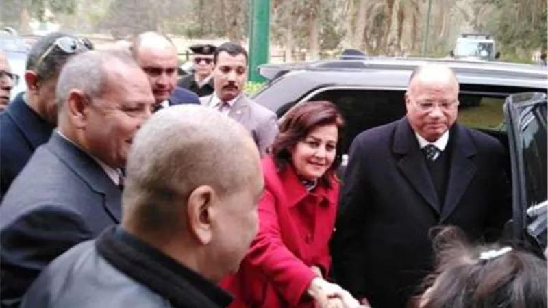 محافظ القاهرة فى زيارة لمزرعة الزهراء للخيول العربية بعين شمس.. صور