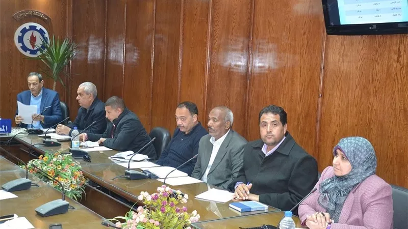 محافظ السويس يلتقى باللجنة العامة لحماية الطفل