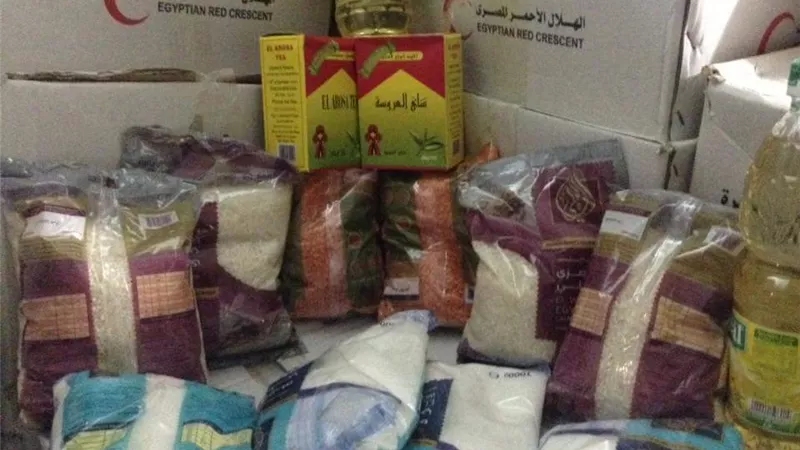 اللجنة الدولية للصليب الأحمر توزع مساعدات إنسانية علي أهالي شمال سيناء