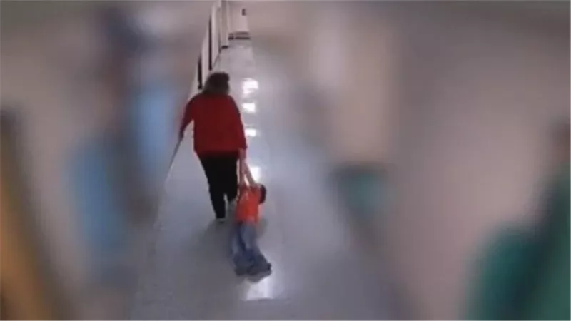فصل معلمة اعتدت بالضرب والسحل على طفل مصاب بالتوحد